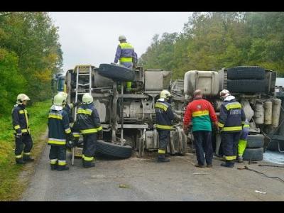 Bitument szállító teherautó borult fel a 84-es számú fõúton Káld és Sárvár között