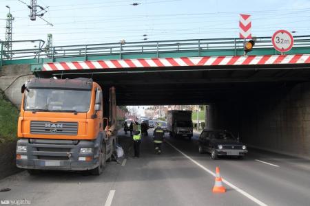 Vasúti felüljáró alá szorult egy teherautó Szombathelyen