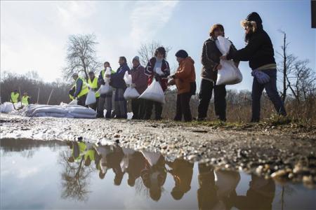 Árvíz - Harmadfokú árvízvédelmi készültséget rendeltek el a Rábán