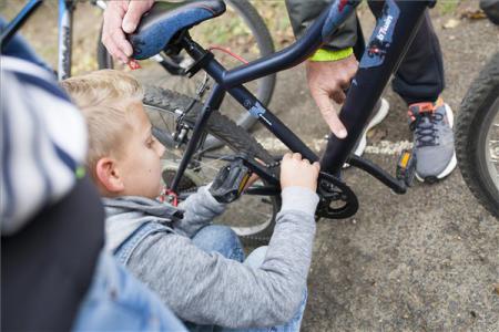 Oktatják a bringázást egy szombathelyi általános iskolában