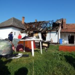 Leégett egy családi ház tetõszerkezete a Vas megyei Peresznyén
