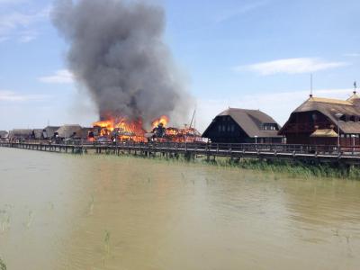Tizenegy nádfedeles ház már leégett a Fertõ tó partján Fertõrákosnál