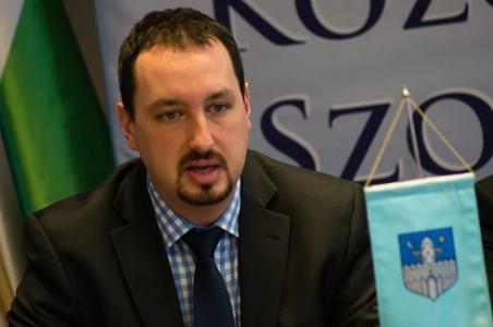 Felfüggesztette a rendõrség a nyomozást a drogozással gyanúsított szombathelyi fideszes politikus ügyében