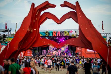 Hatalmas durranások: Sean Paullal, a Clean Bandittel és a Balaton legnagyobb tűzijátékával tér vissza Zamárdiba a STRAND Fesztivál