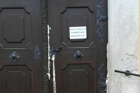 Purhabbal fújták be a szentgotthárdi katolikus templom ajtaját
