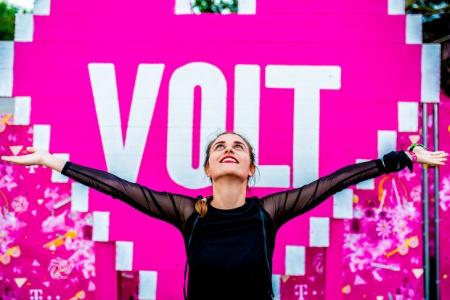 Színházzal, slammel, inspiráló beszélgetésekkel erõsít a Telekom VOLT